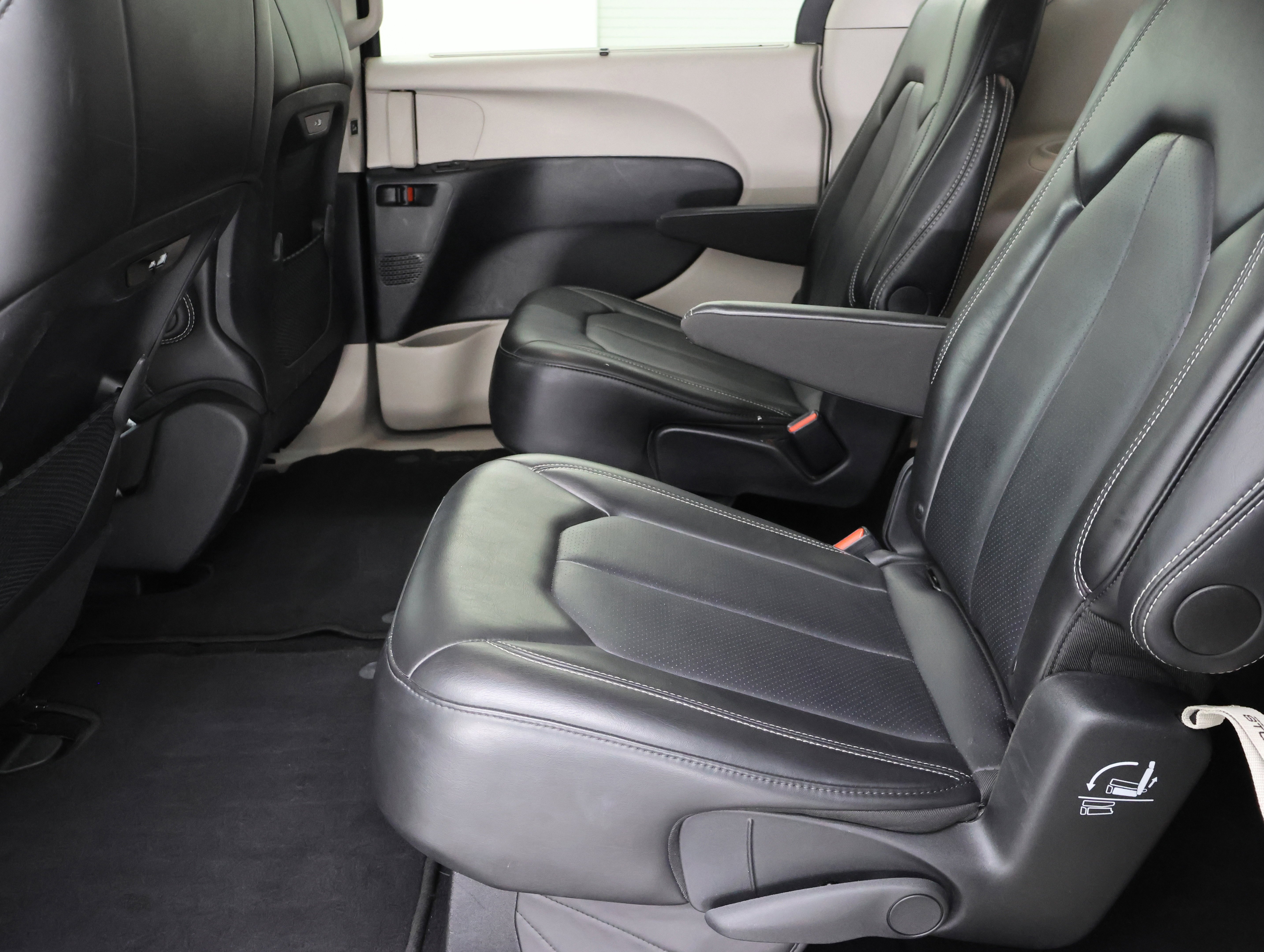 Used 2024 Chrysler Pacifica Touring-L FWD image 9