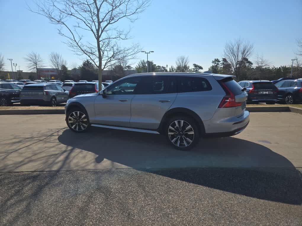 Used 2025 Volvo V60 B5 Cross Country Ultra w/ Climate Package image 5