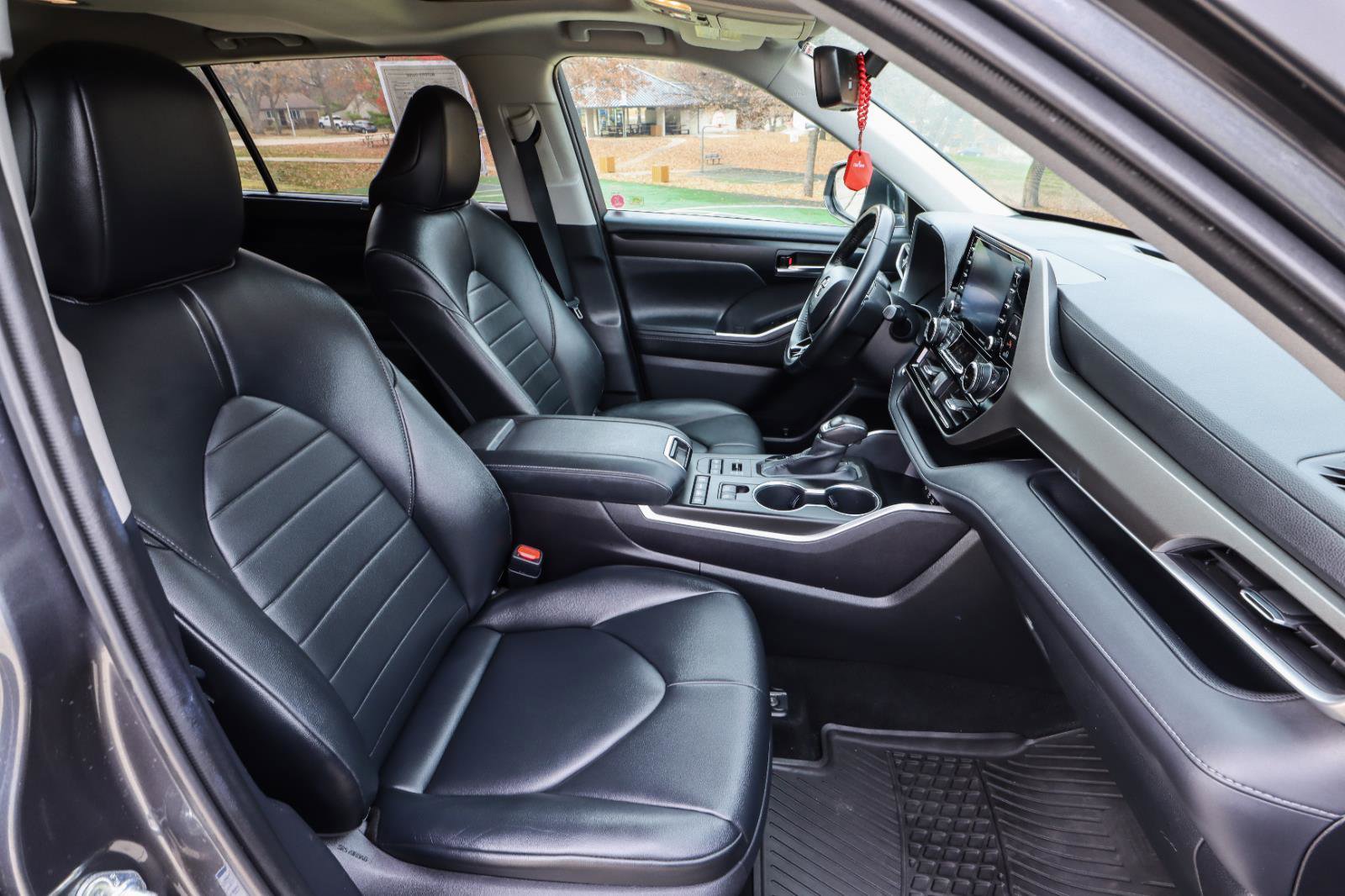 Used 2020 Toyota Highlander XLE image 45