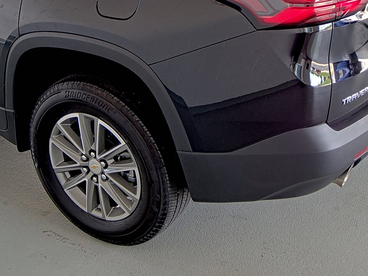 Used 2023 Chevrolet Traverse LT image 9