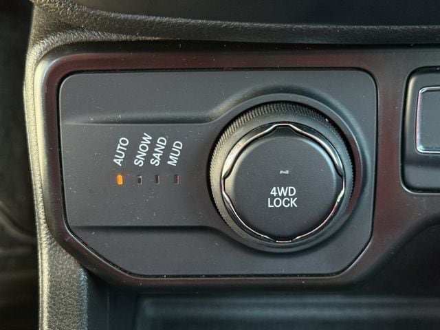 Used 2023 Jeep Renegade Latitude AWD/4WD image 21