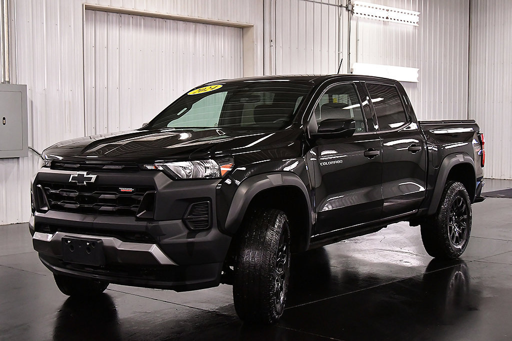 Used 2024 Chevrolet Colorado Trail Boss w/ Technology Package AWD/4WD image 3