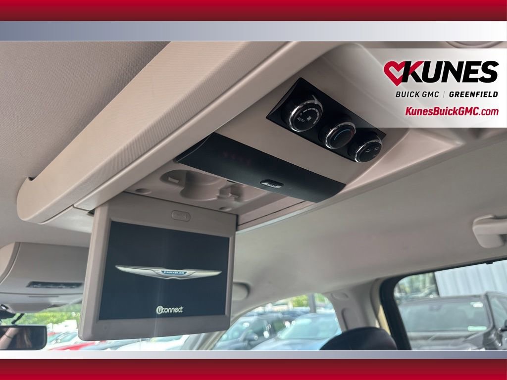 Used 2014 Chrysler Town & Country Touring-L FWD image 35
