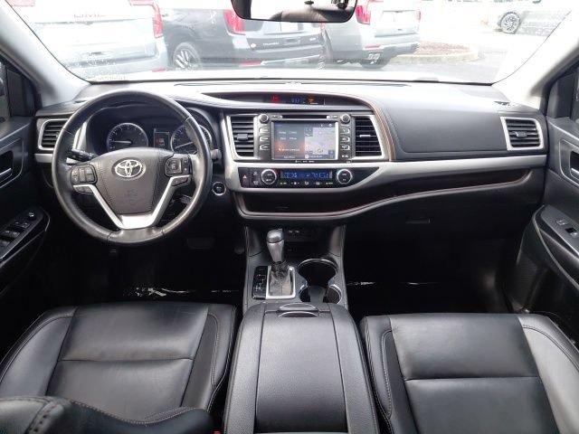 Used 2019 Toyota Highlander XLE FWD image 18