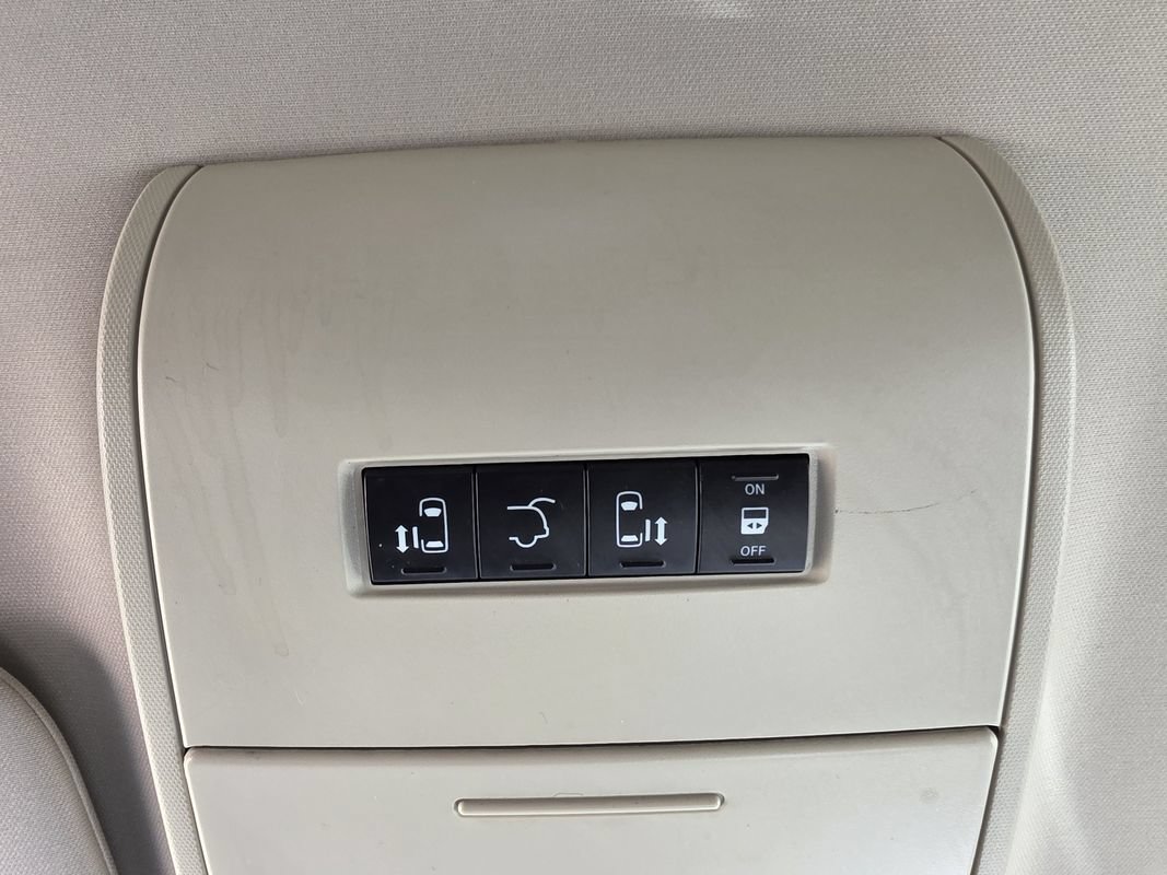 Used 2015 Chrysler Town & Country Touring FWD image 31