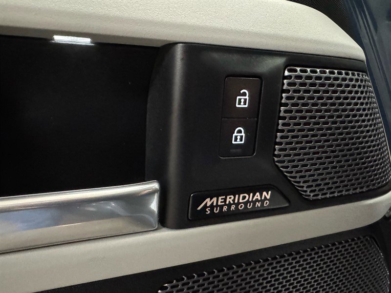 Used 2023 Land Rover Defender 110 SE image 13