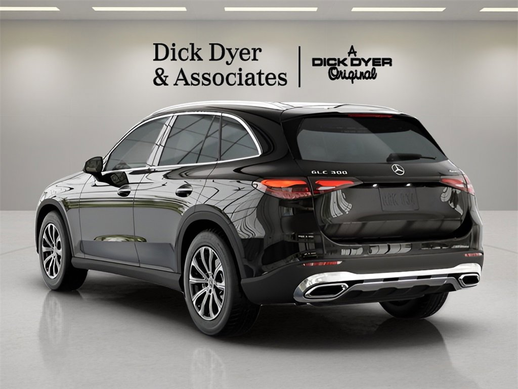 Used 2025 Mercedes-Benz GLC 300 4MATIC image 13