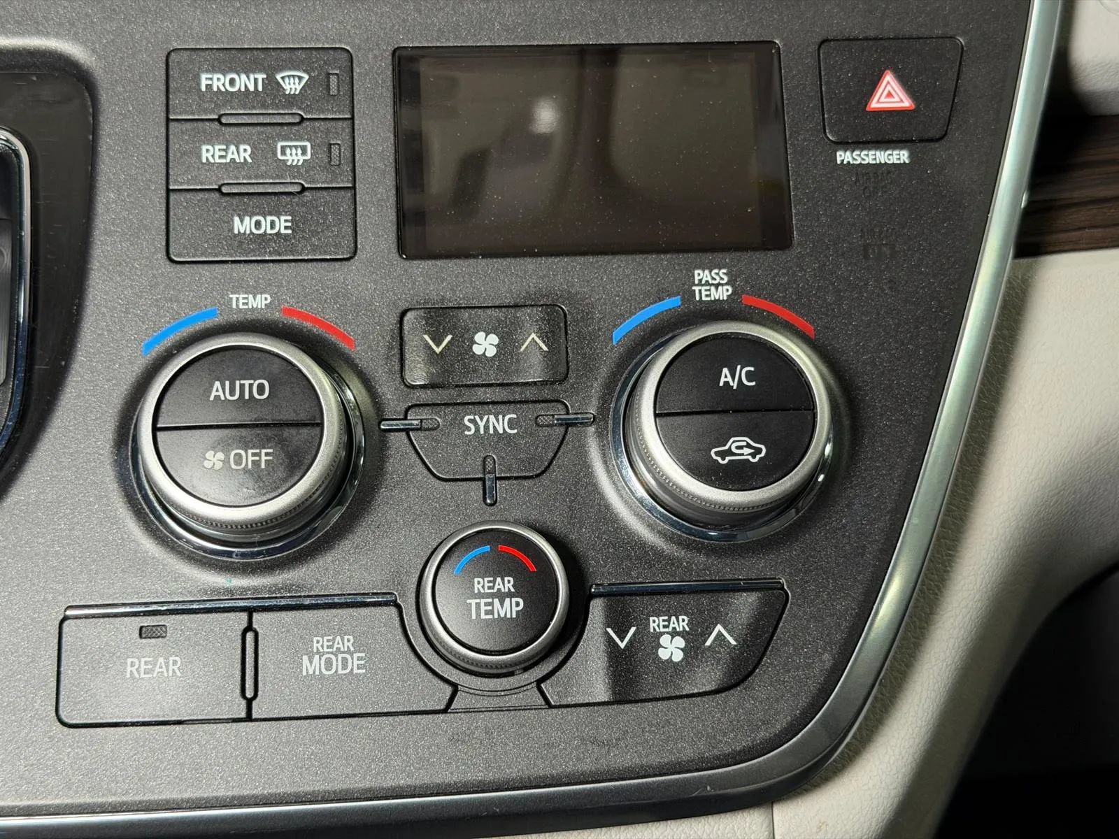 Used 2015 Toyota Sienna XLE Premium FWD image 30