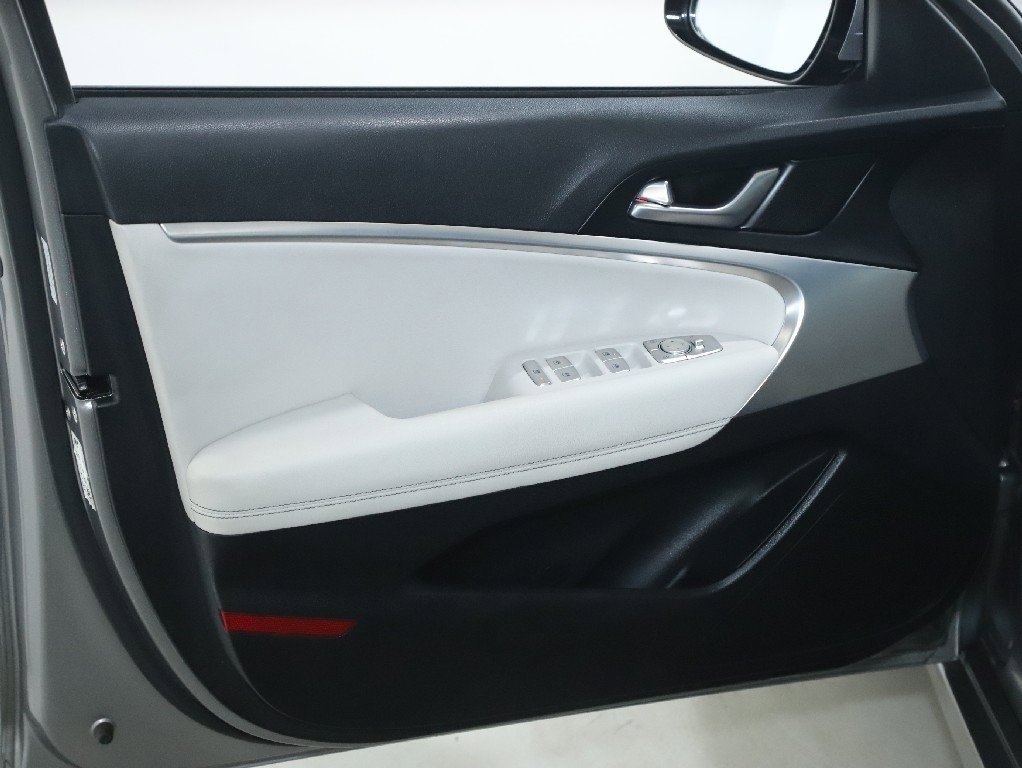 Used 2024 Genesis G70 2.5T image 15