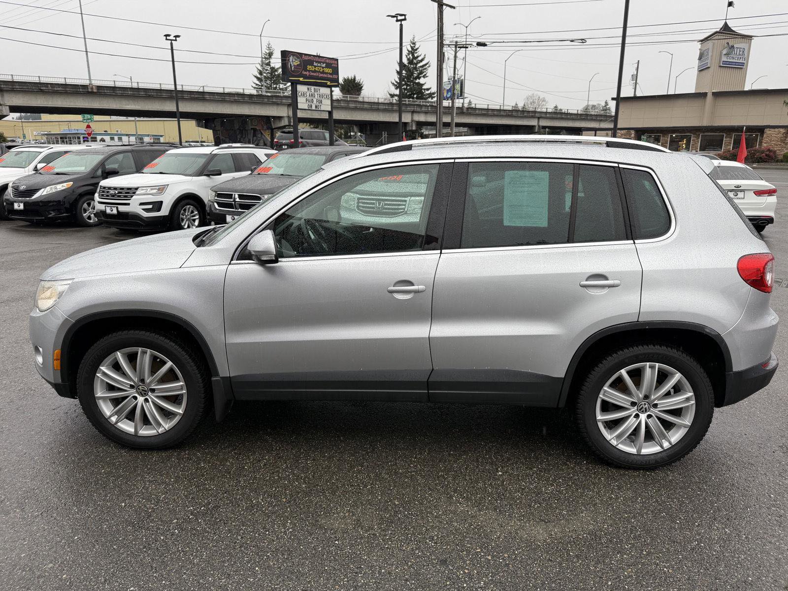 Used 2011 Volkswagen Tiguan SE image 11