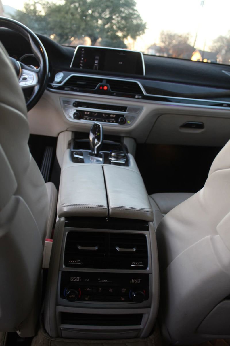 Used 2018 BMW 750i image 26