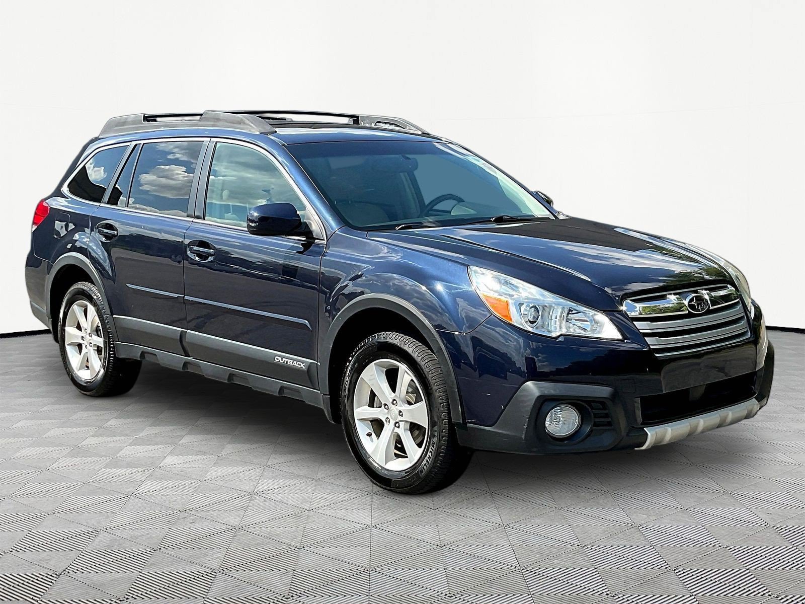 Used 2013 Subaru Outback 2.5i Limited w/ Moonroof Pkg AWD/4WD image 3