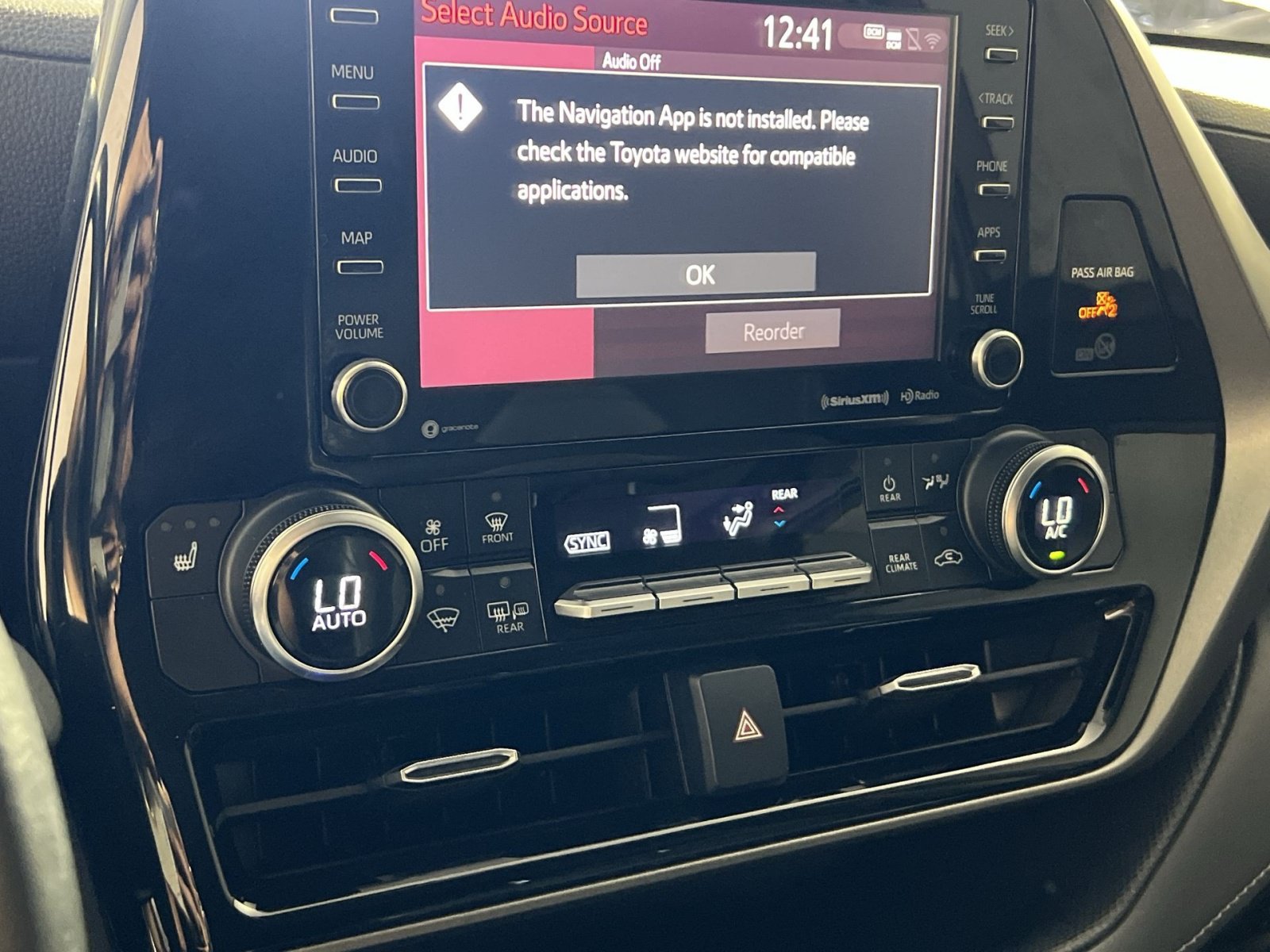 Used 2020 Toyota Highlander XLE AWD/4WD image 21