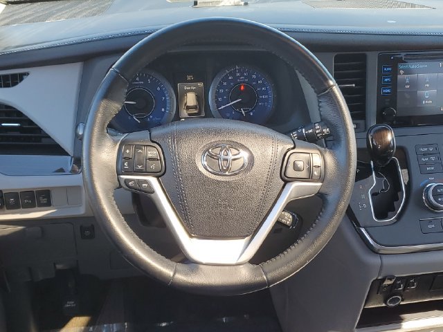 Used 2015 Toyota Sienna XLE w/ XLE Navigation Package FWD image 12