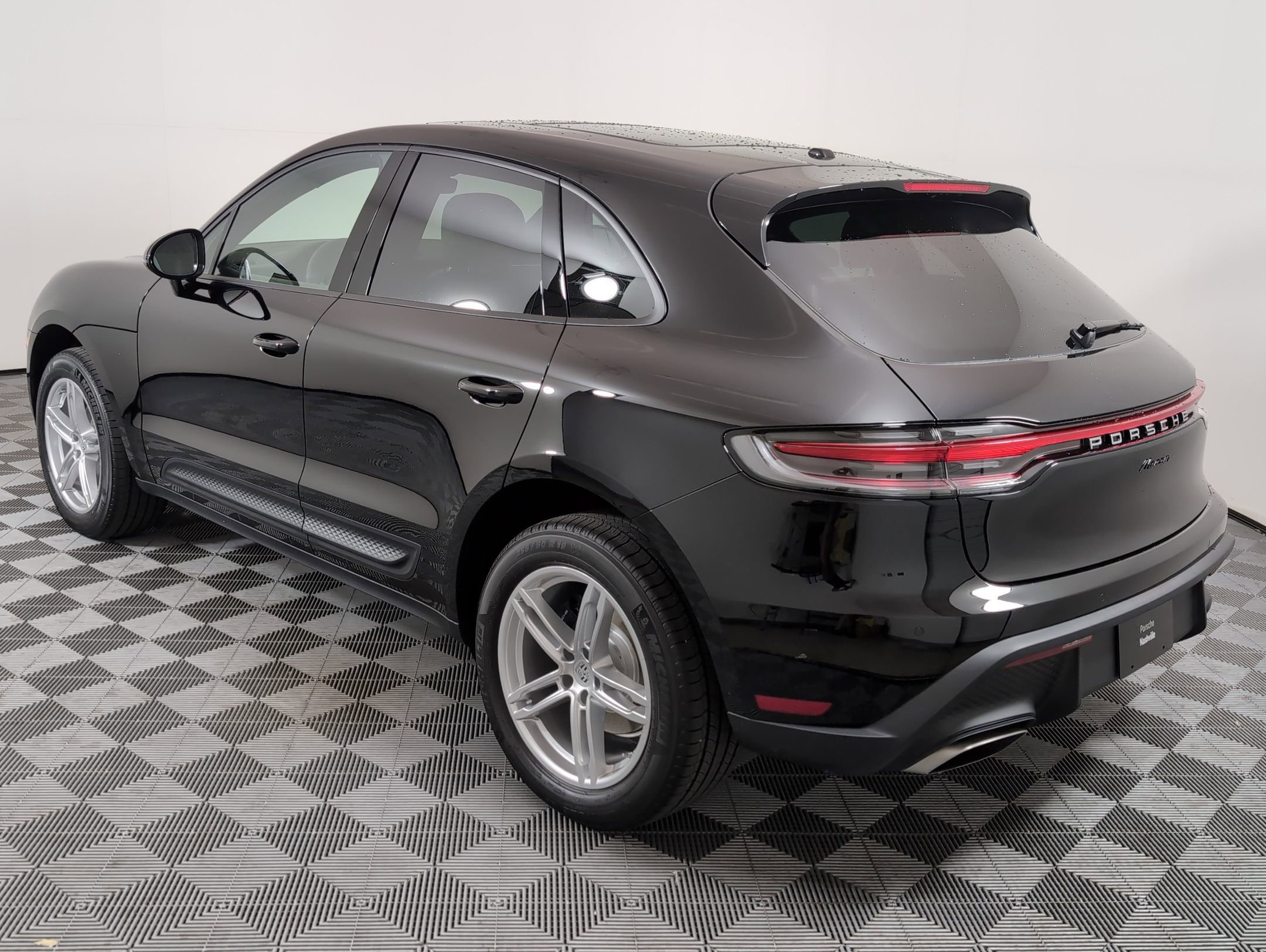 Certified 2025 Porsche Macan AWD/4WD image 3