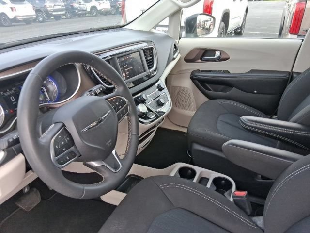 Used 2023 Chrysler Voyager LX FWD image 14