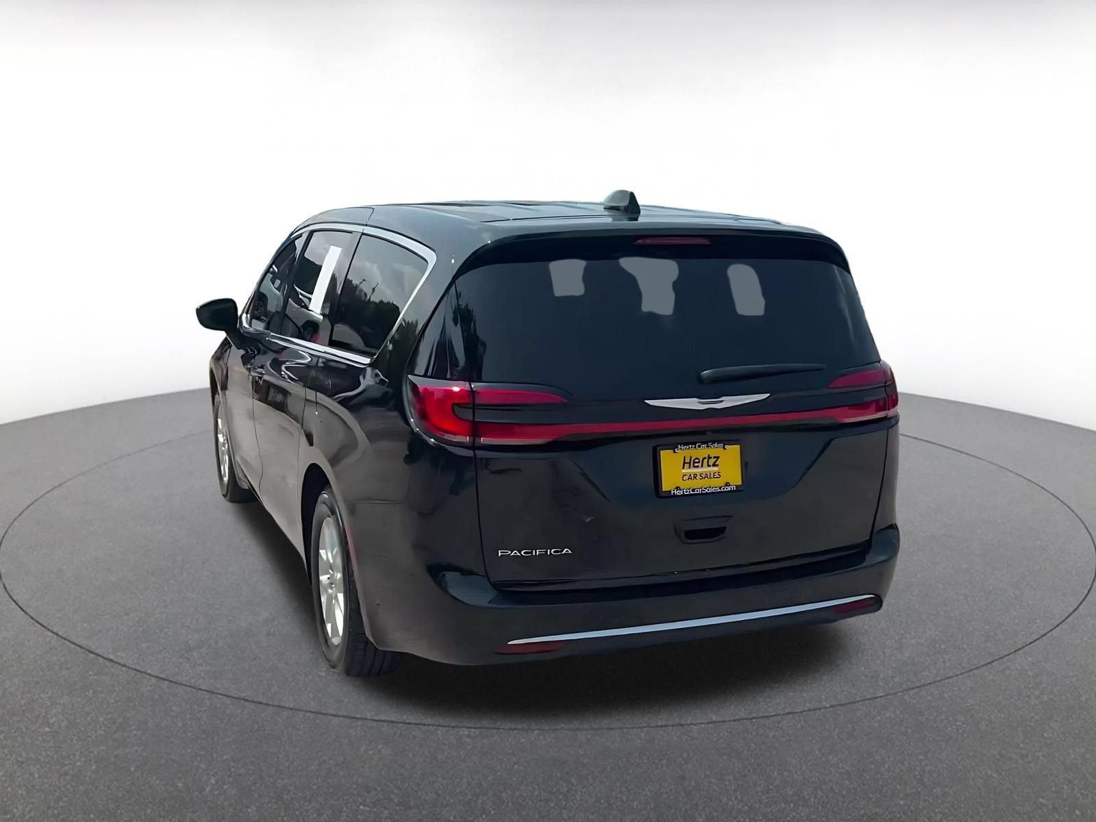 Used 2024 Chrysler Pacifica Touring-L FWD image 10