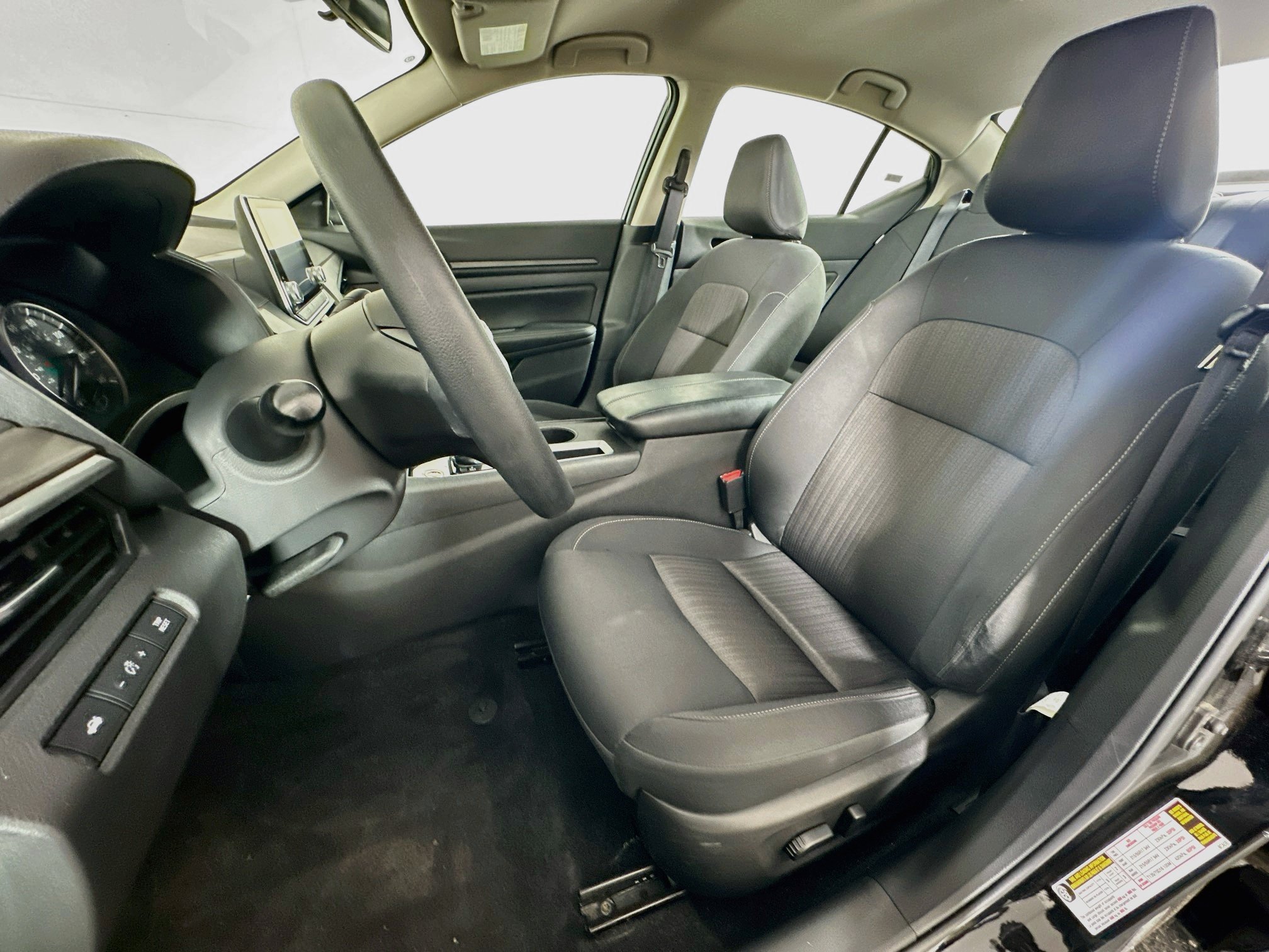 Used 2025 Nissan Altima 2.5 SV FWD image 13