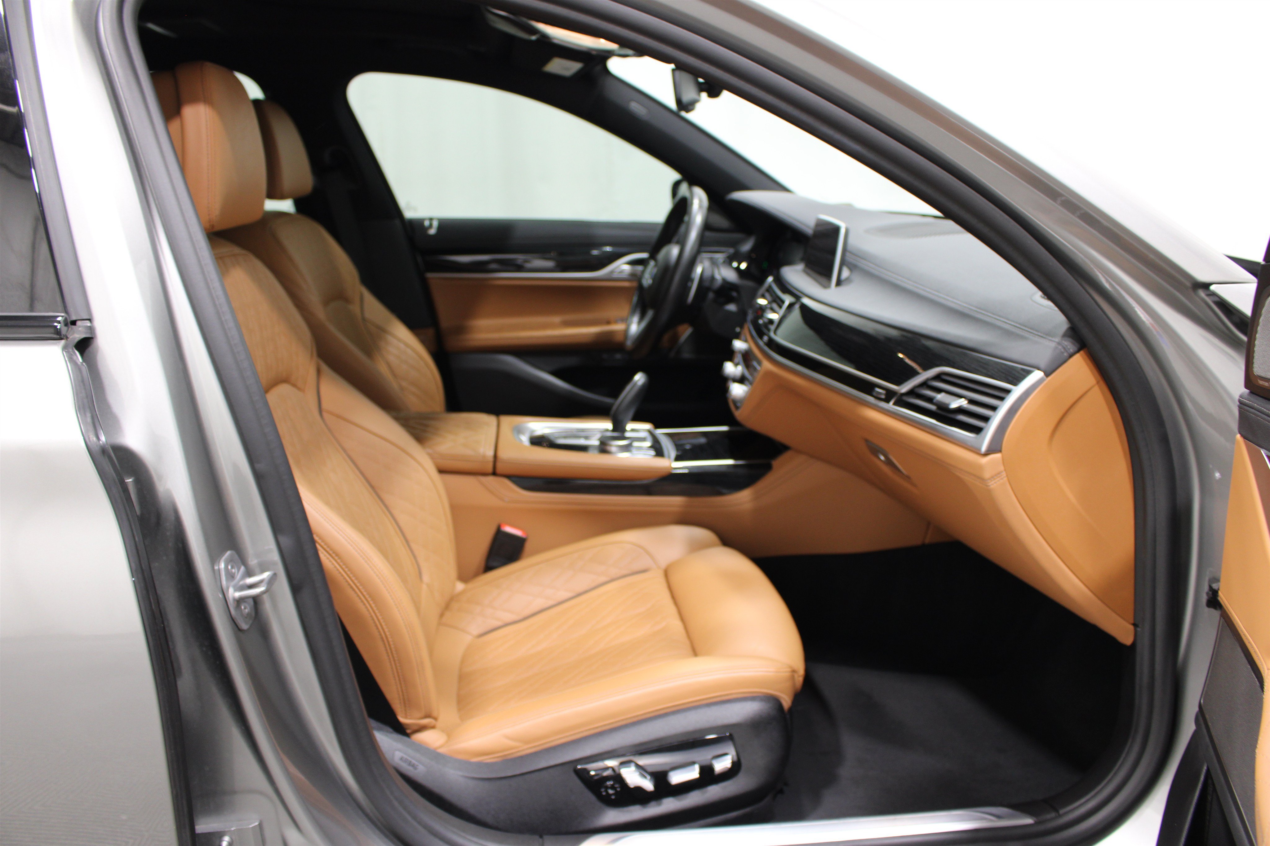 Used 2020 BMW 750i xDrive w/ Executive Package AWD/4WD image 30