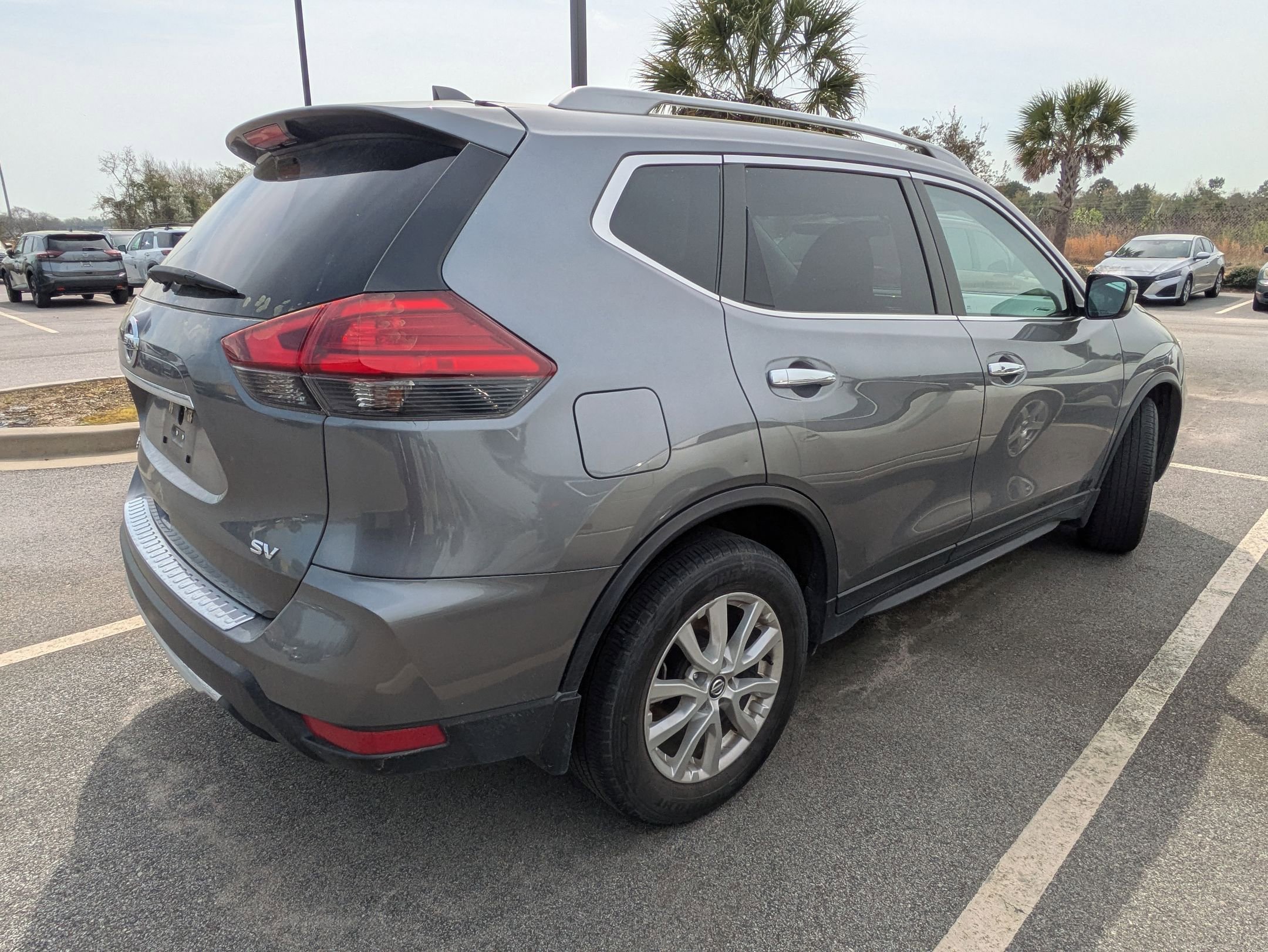 Used 2017 Nissan Rogue SV FWD image 6