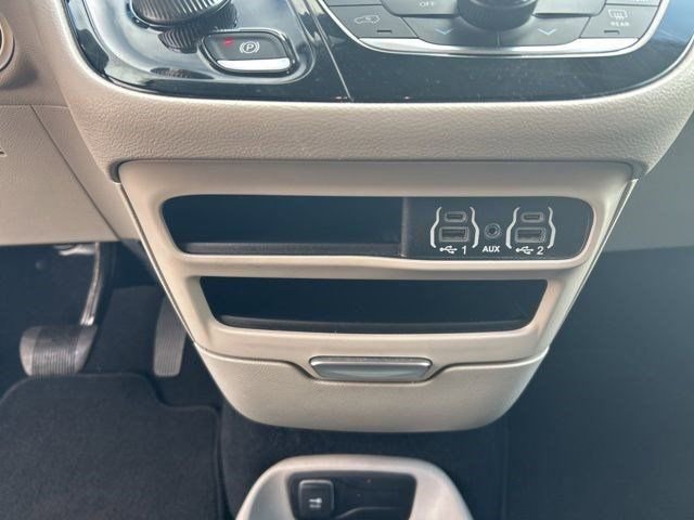 Used 2023 Chrysler Voyager LX image 26
