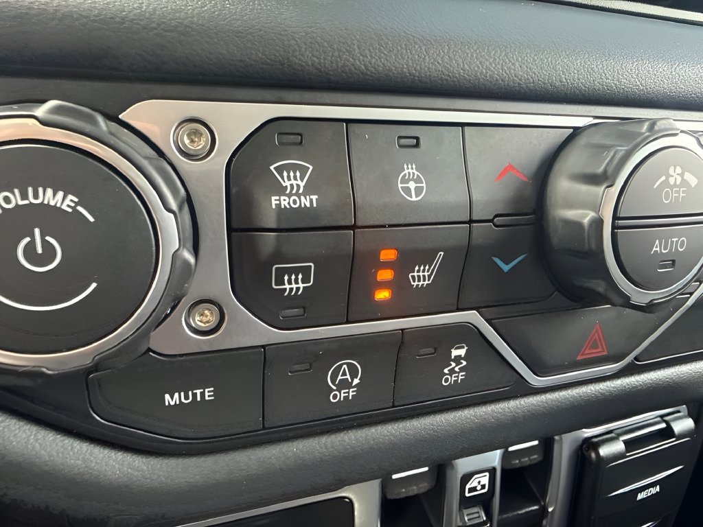 Used 2025 Jeep Wrangler Unlimited Rubicon w/ Convenience Group AWD/4WD image 14