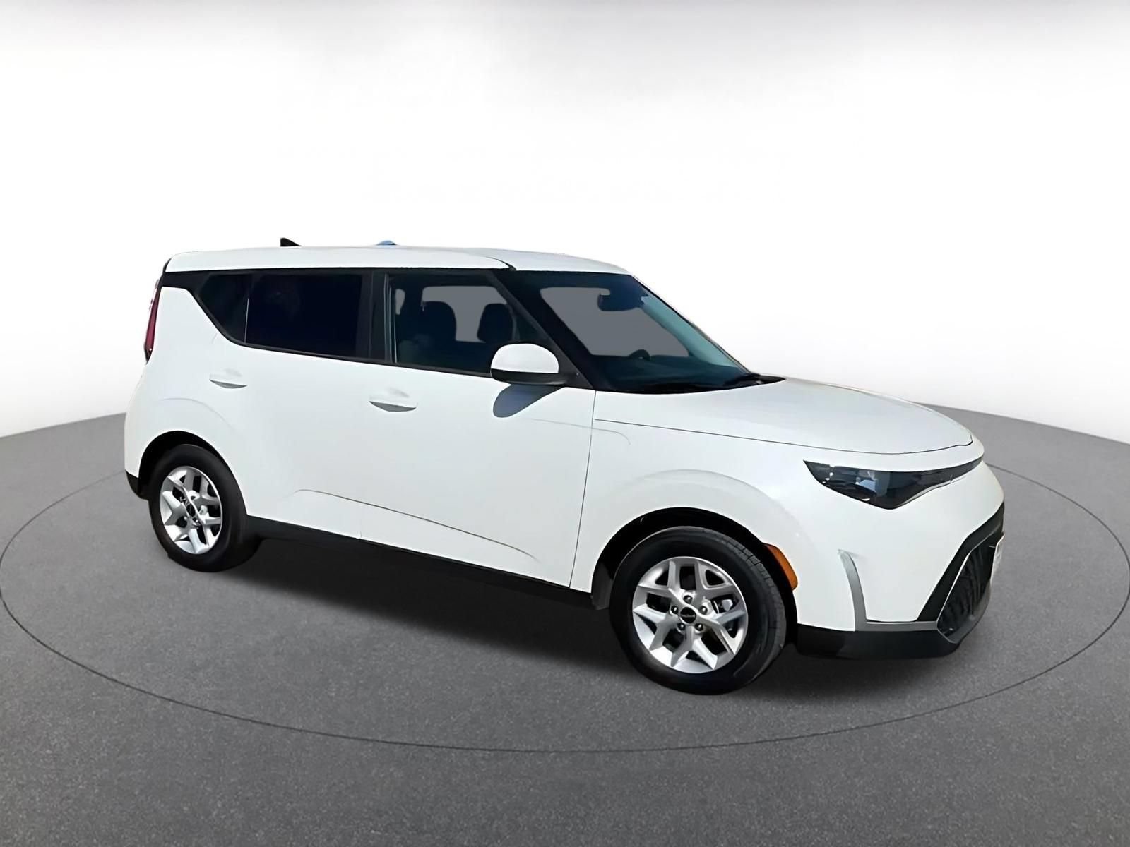 Used 2025 Kia Soul LX w/ LX Technology Package FWD image 2