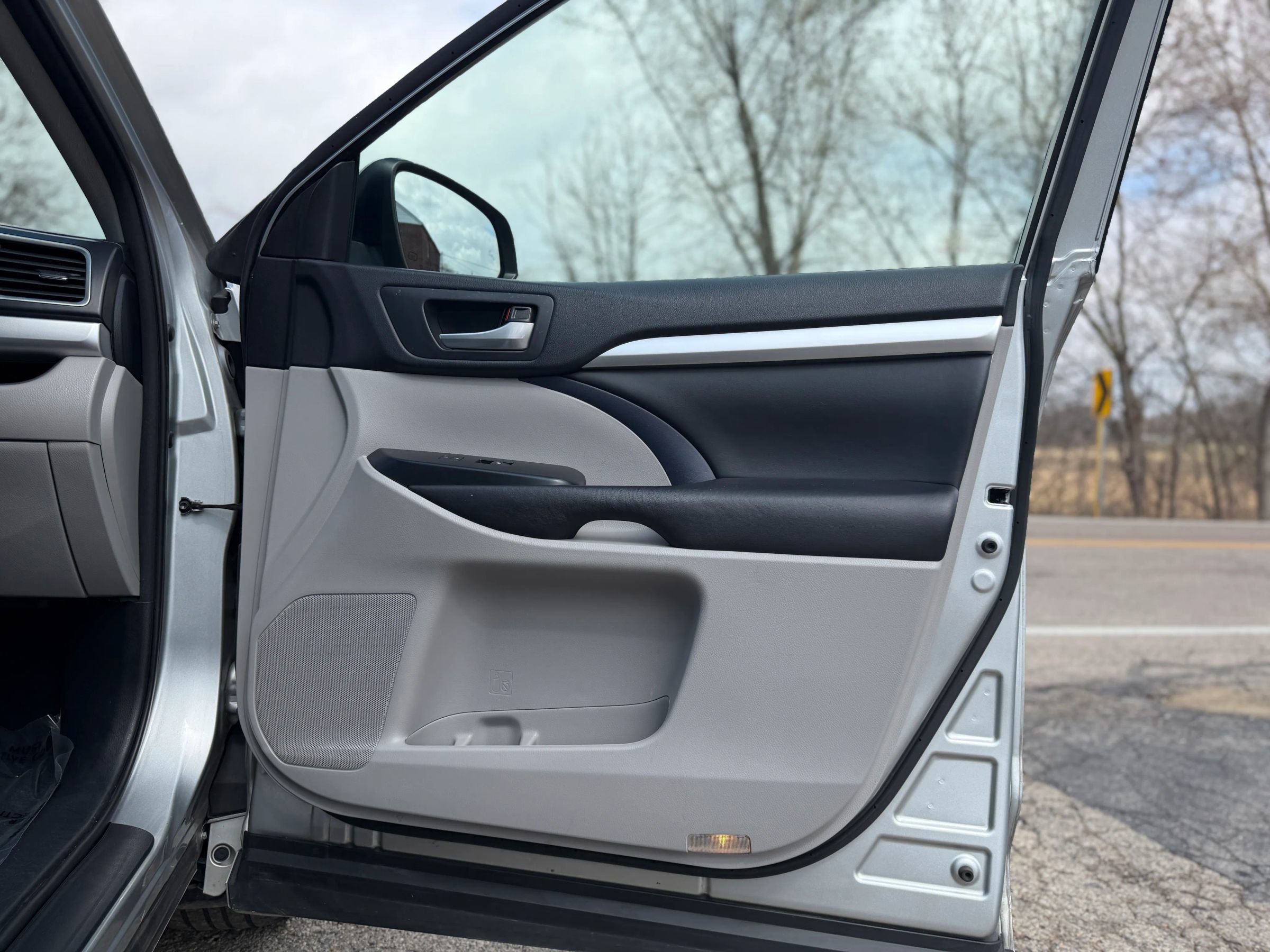 Used 2017 Toyota Highlander XLE image 19
