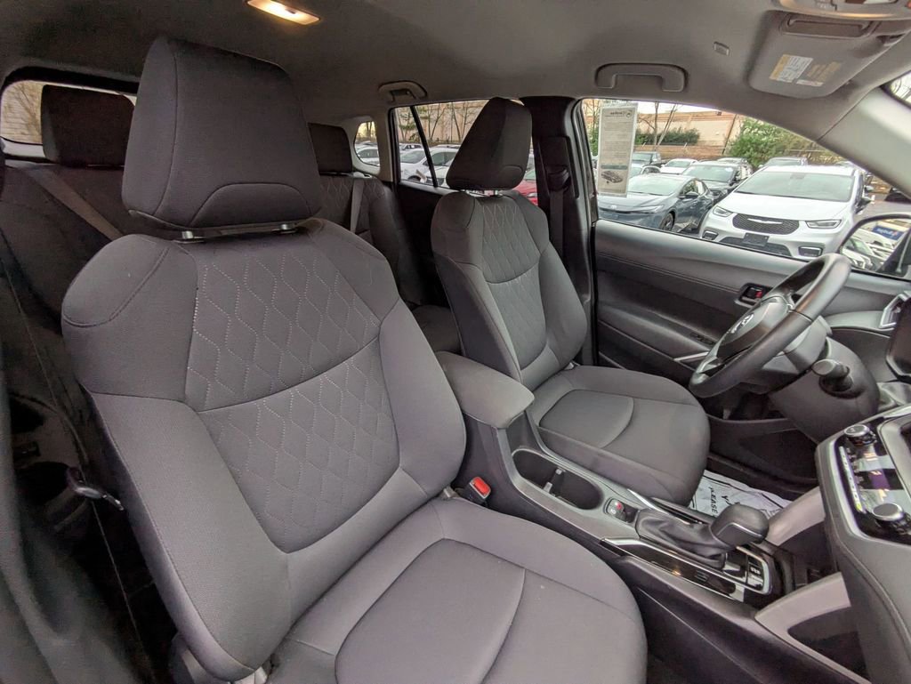 Used 2025 Toyota Corolla Cross LE image 30