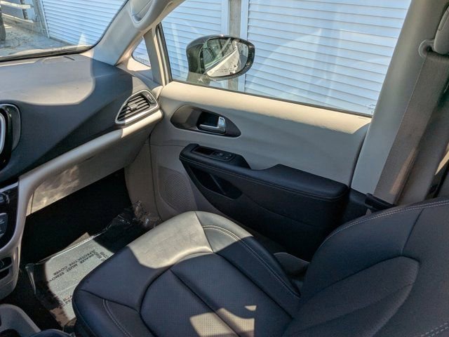 Used 2024 Chrysler Pacifica Touring-L image 18