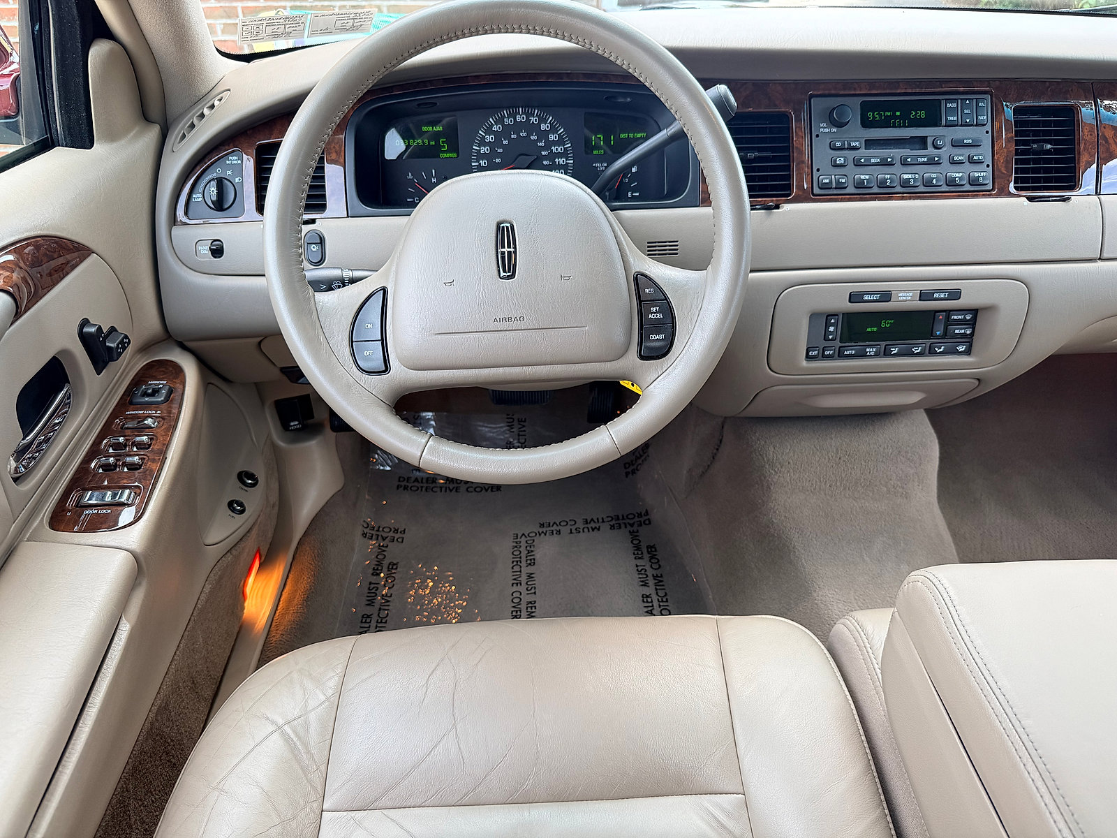 Used 2002 Lincoln Town Car Executive RWD image 19