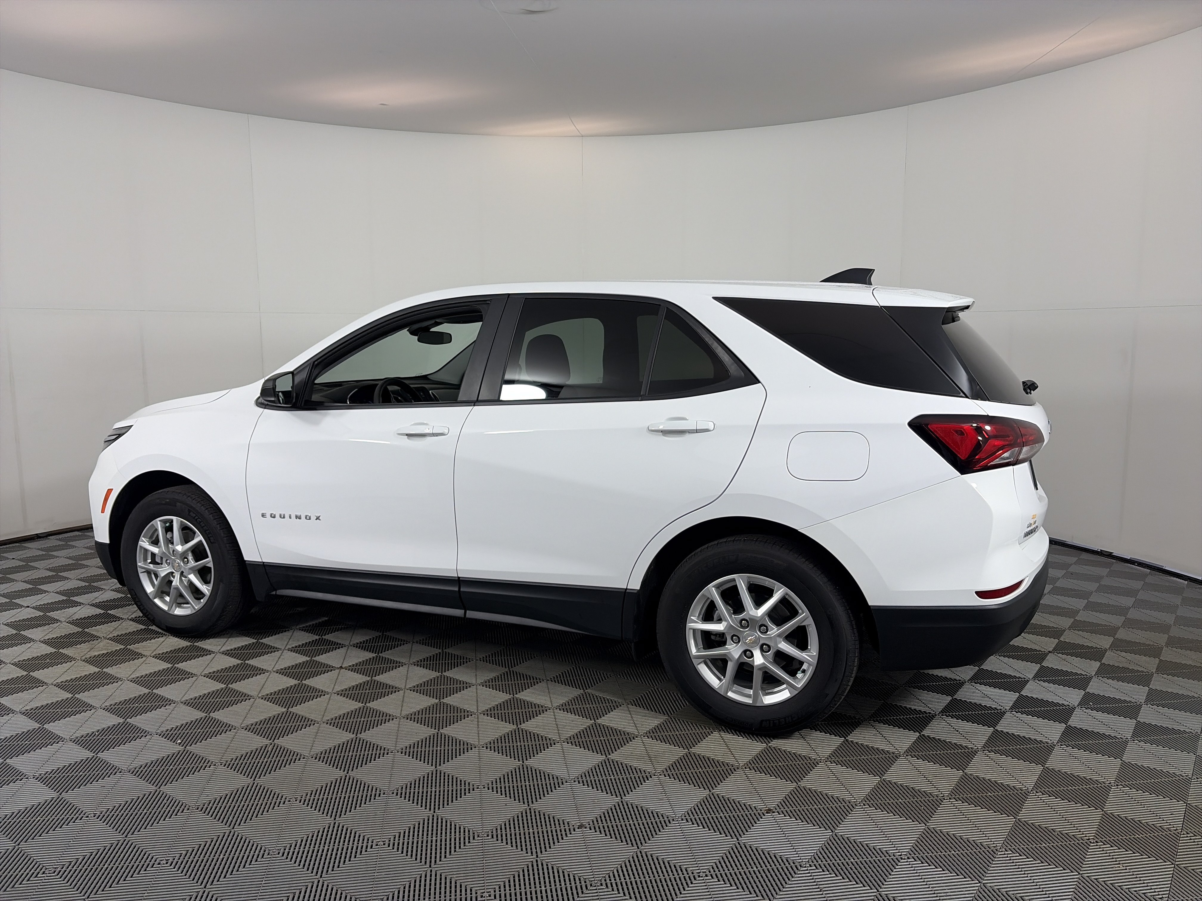 Used 2023 Chevrolet Equinox LS w/ LS Convenience Package FWD image 8