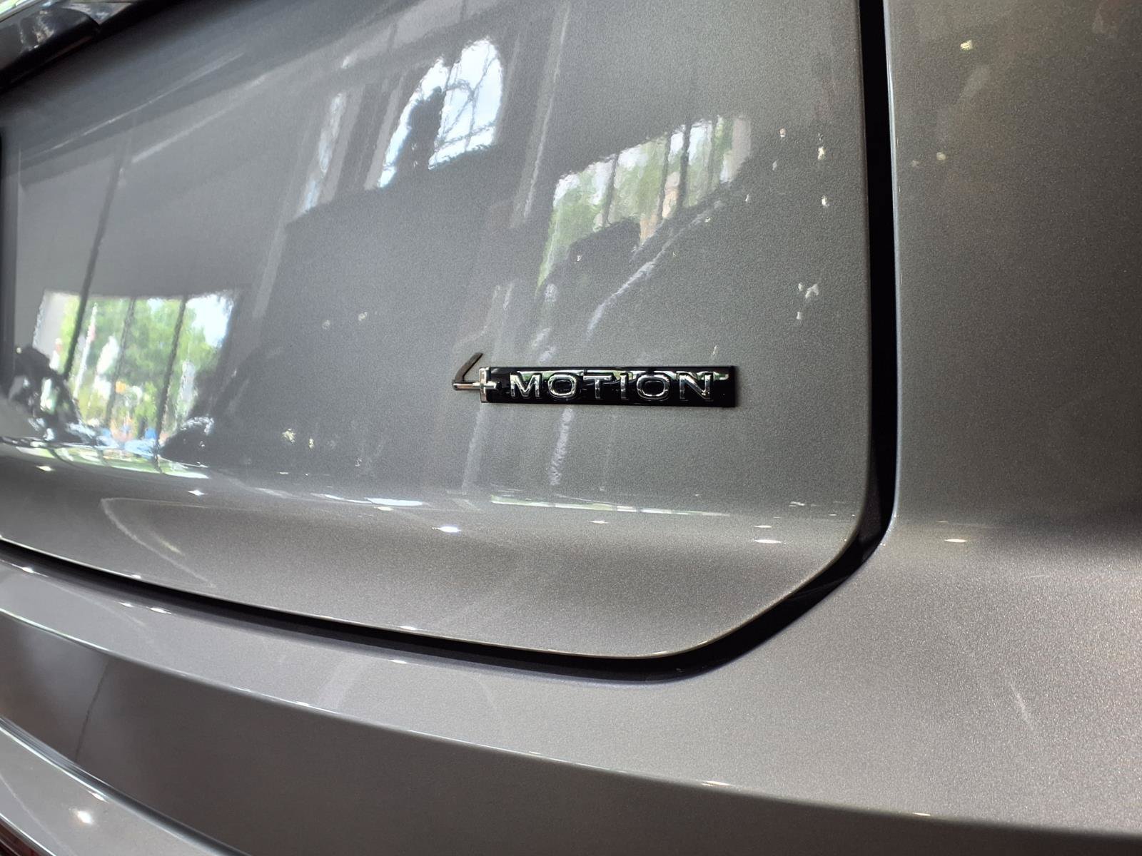 Used 2024 Volkswagen Atlas Cross Sport SE AWD/4WD image 8