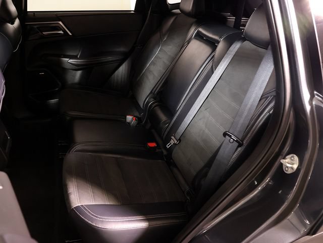 Used 2025 Mitsubishi Outlander SE FWD image 14