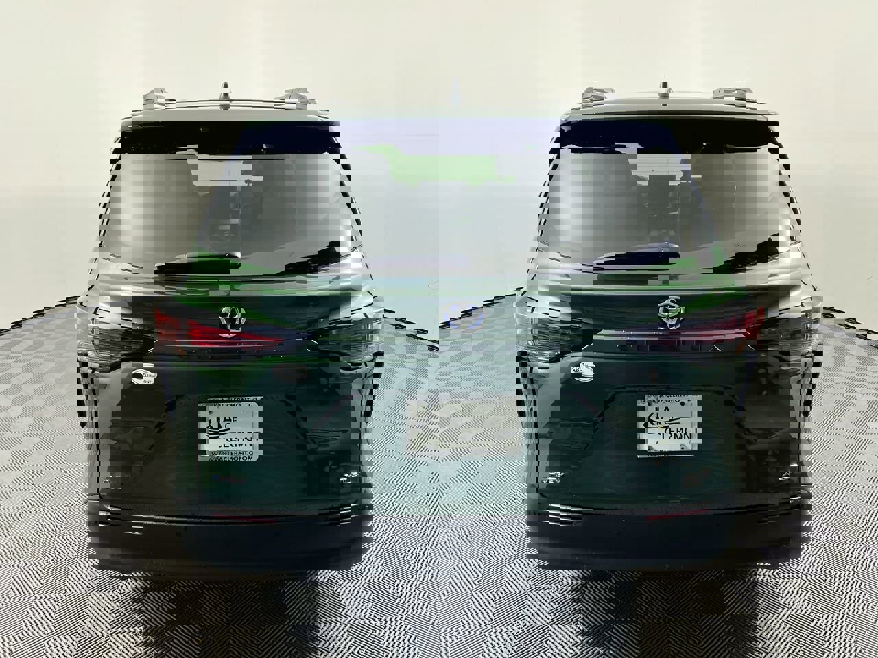 Used 2025 Toyota Sienna XLE image 4