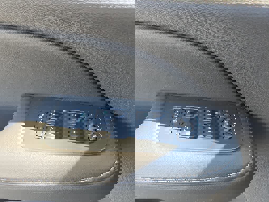 Used 2025 Volvo V60 B5 Cross Country Ultra w/ Climate Package image 15