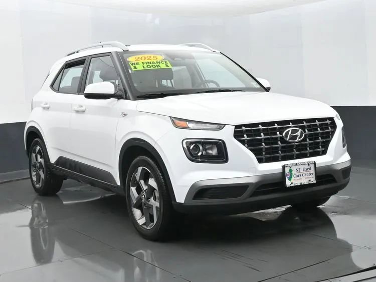Used 2025 Hyundai Venue SEL image 2
