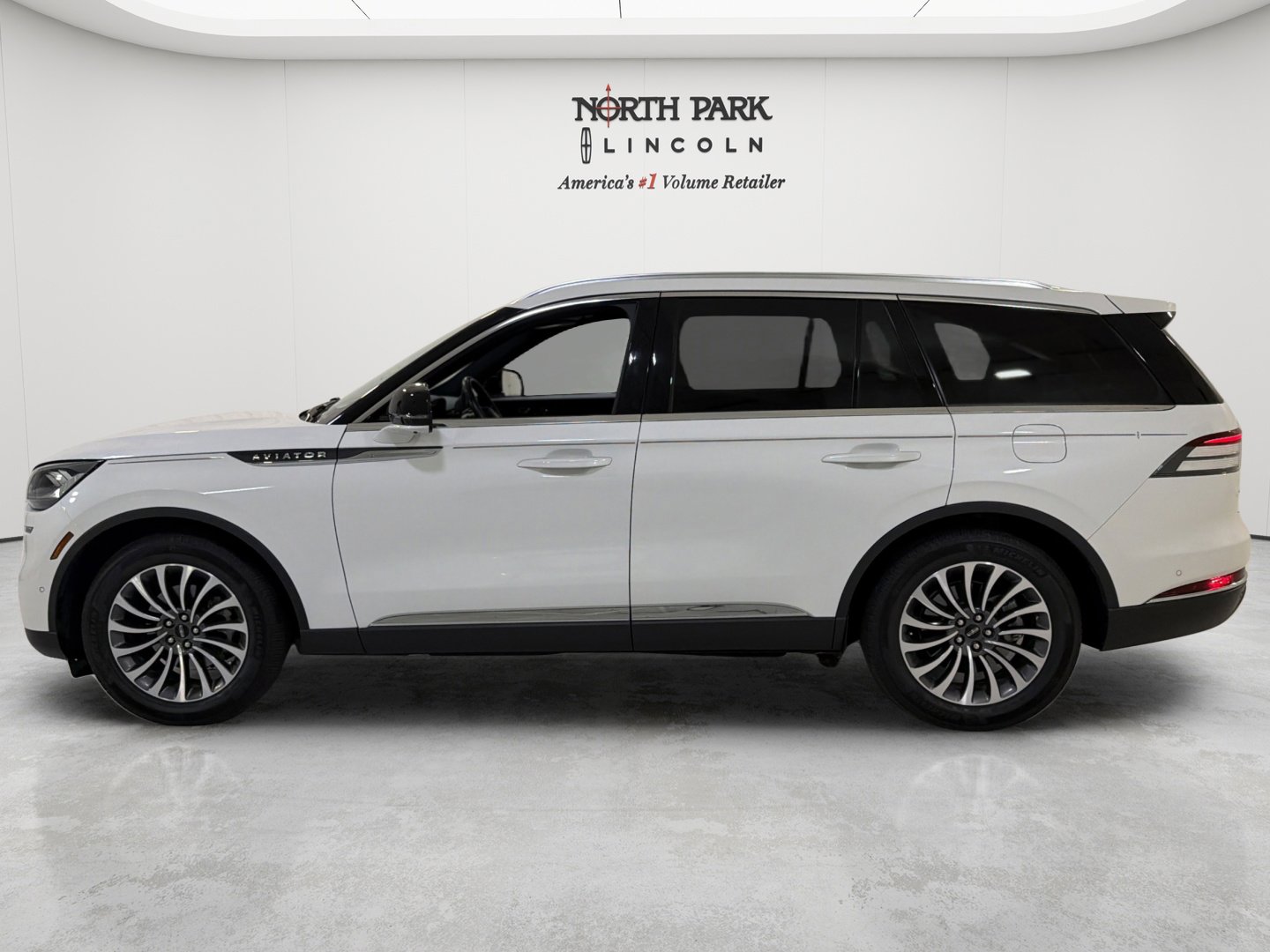 Used 2021 Lincoln Aviator Reserve w/ Elements Package Plus RWD image 2