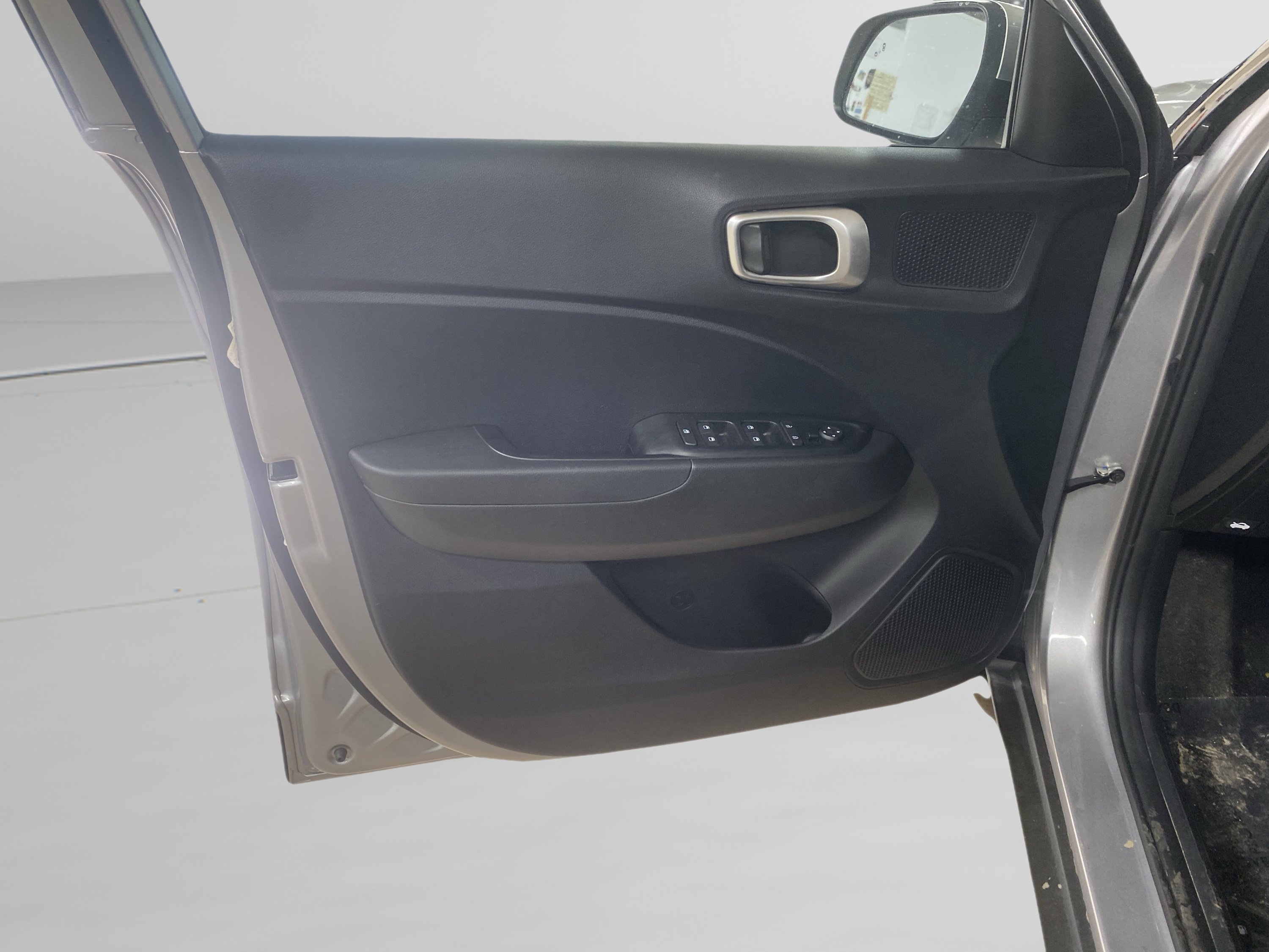 Used 2025 Hyundai Venue SEL FWD image 13