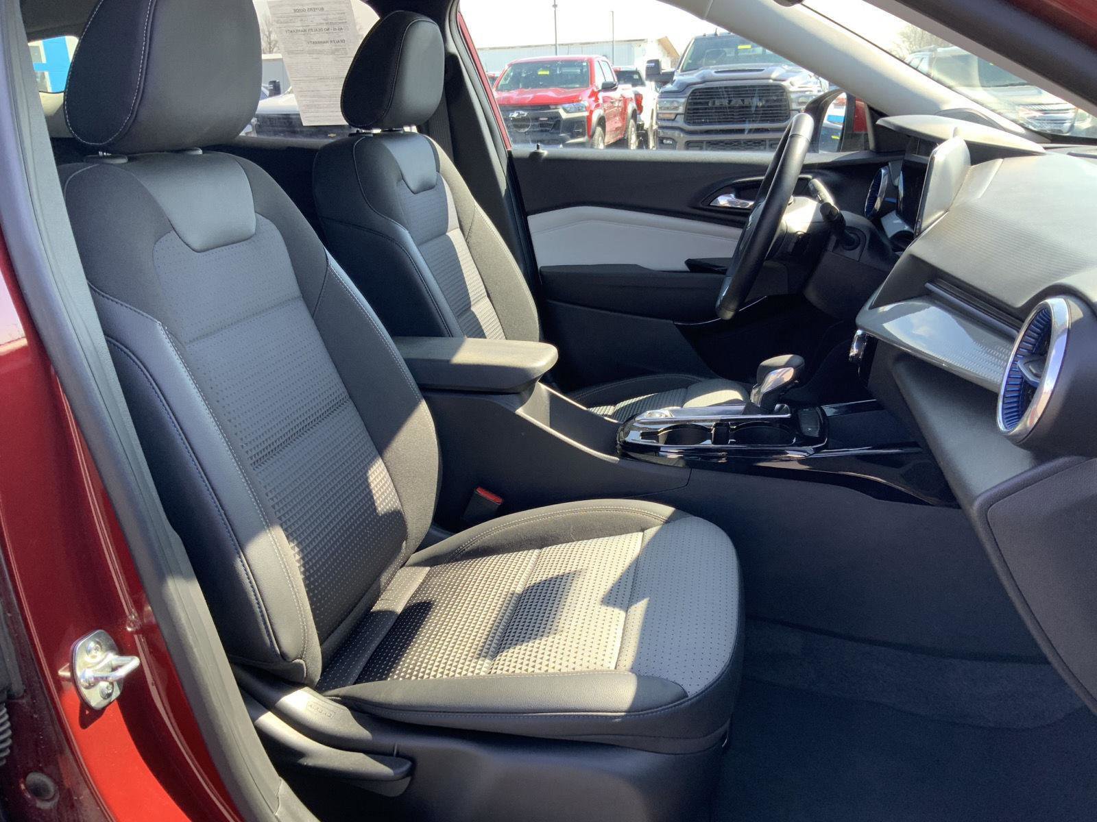 Used 2025 Chevrolet Trax LT w/ LT Convenience Package image 56