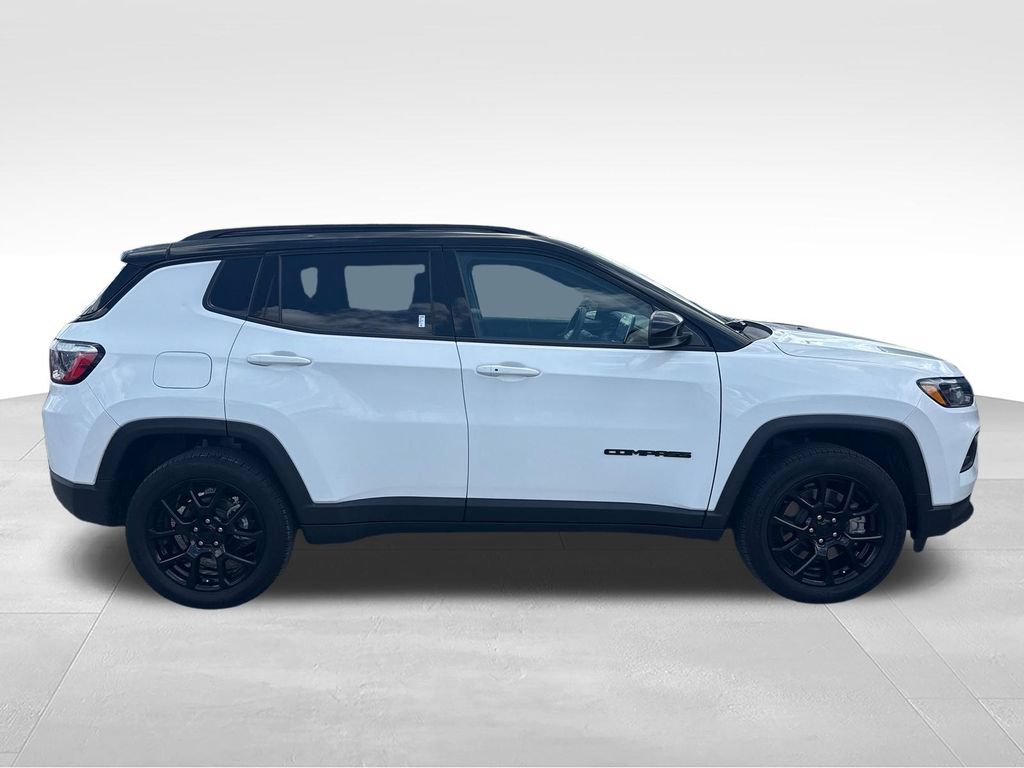 Used 2023 Jeep Compass Latitude w/ Sun and Sound Group AWD/4WD image 7
