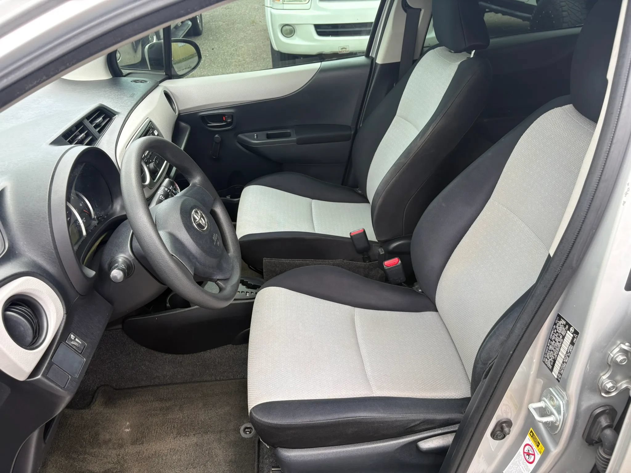 Used 2012 Toyota Yaris SE FWD image 8