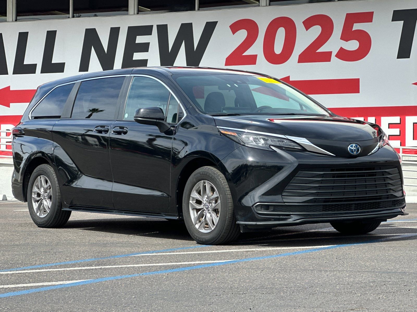 Used 2025 Toyota Sienna LE image 8