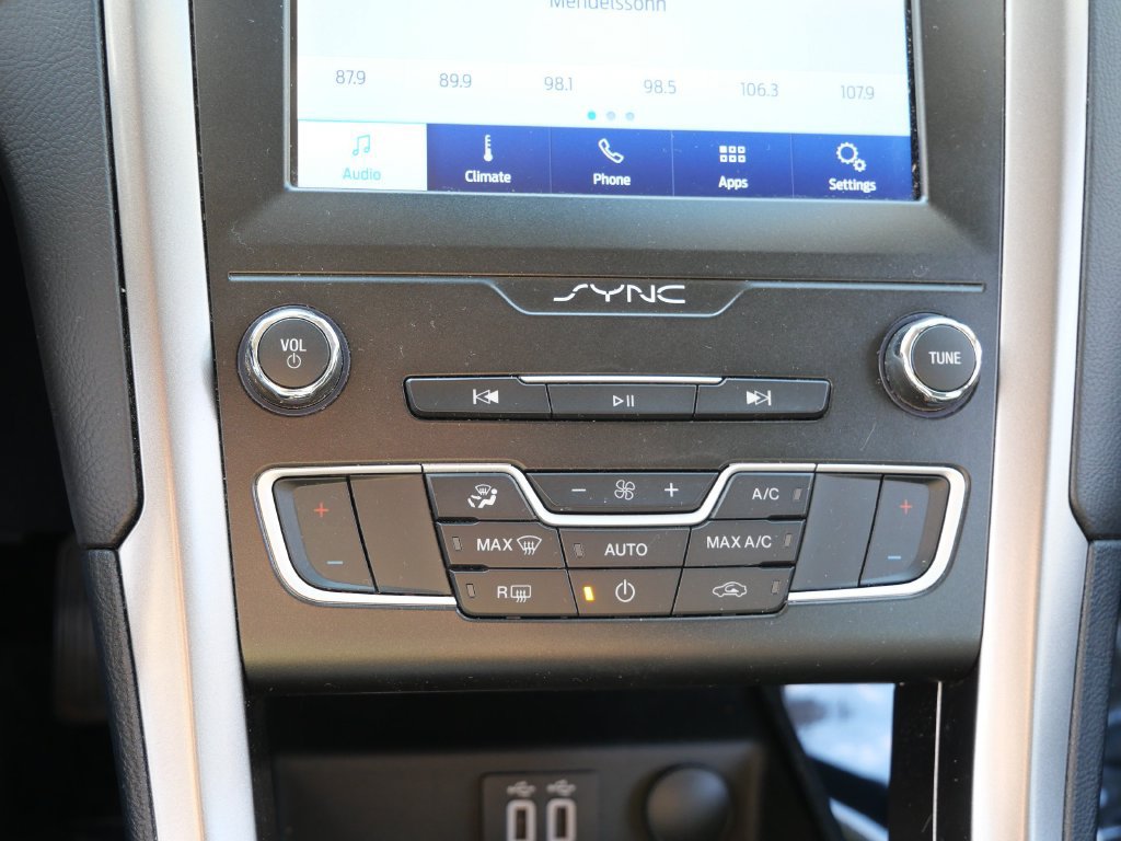 Used 2020 Ford Fusion SE FWD image 19