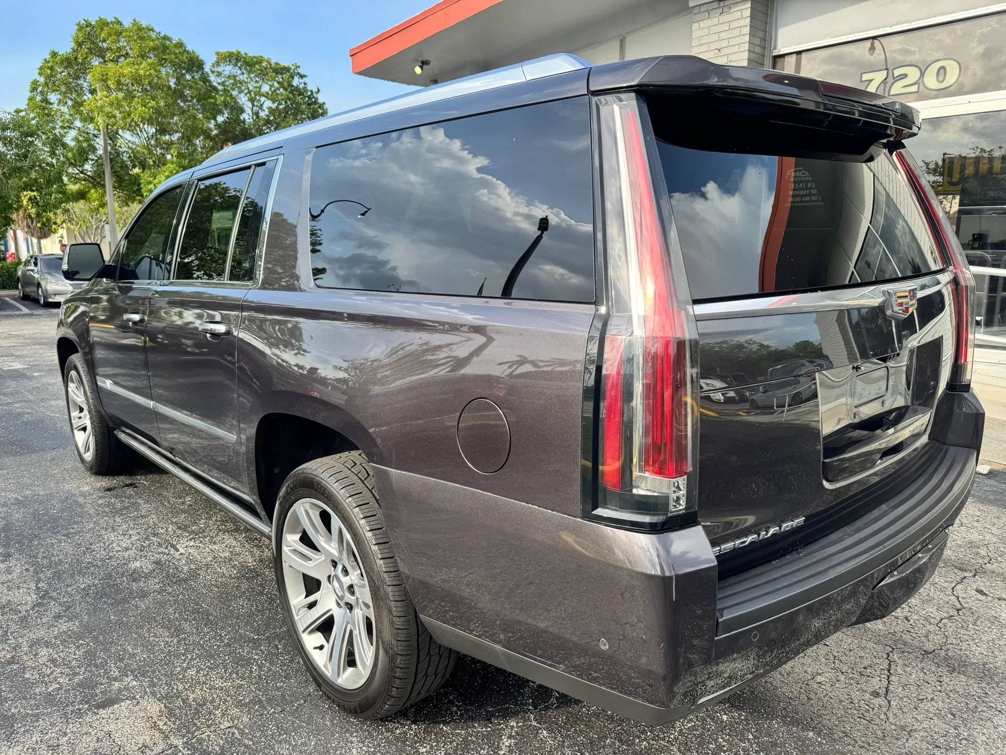 Used 2017 Cadillac Escalade ESV Premium Luxury AWD/4WD image 6