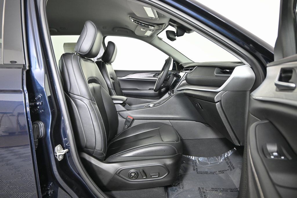 Used 2023 Jeep Grand Cherokee Limited image 16