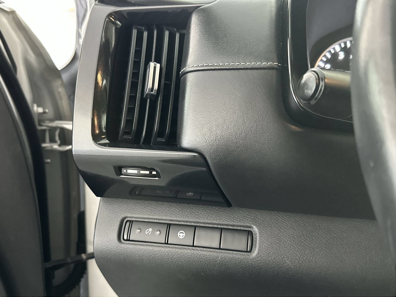 Certified 2022 Nissan Pathfinder SV FWD image 18