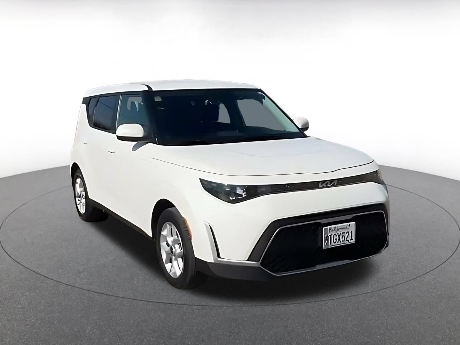 Used 2025 Kia Soul LX w/ LX Technology Package FWD image 3