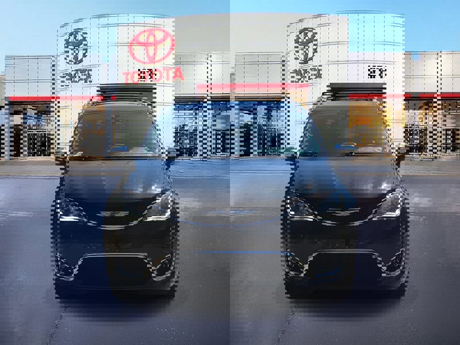 Used 2020 Chrysler Pacifica Limited image 2