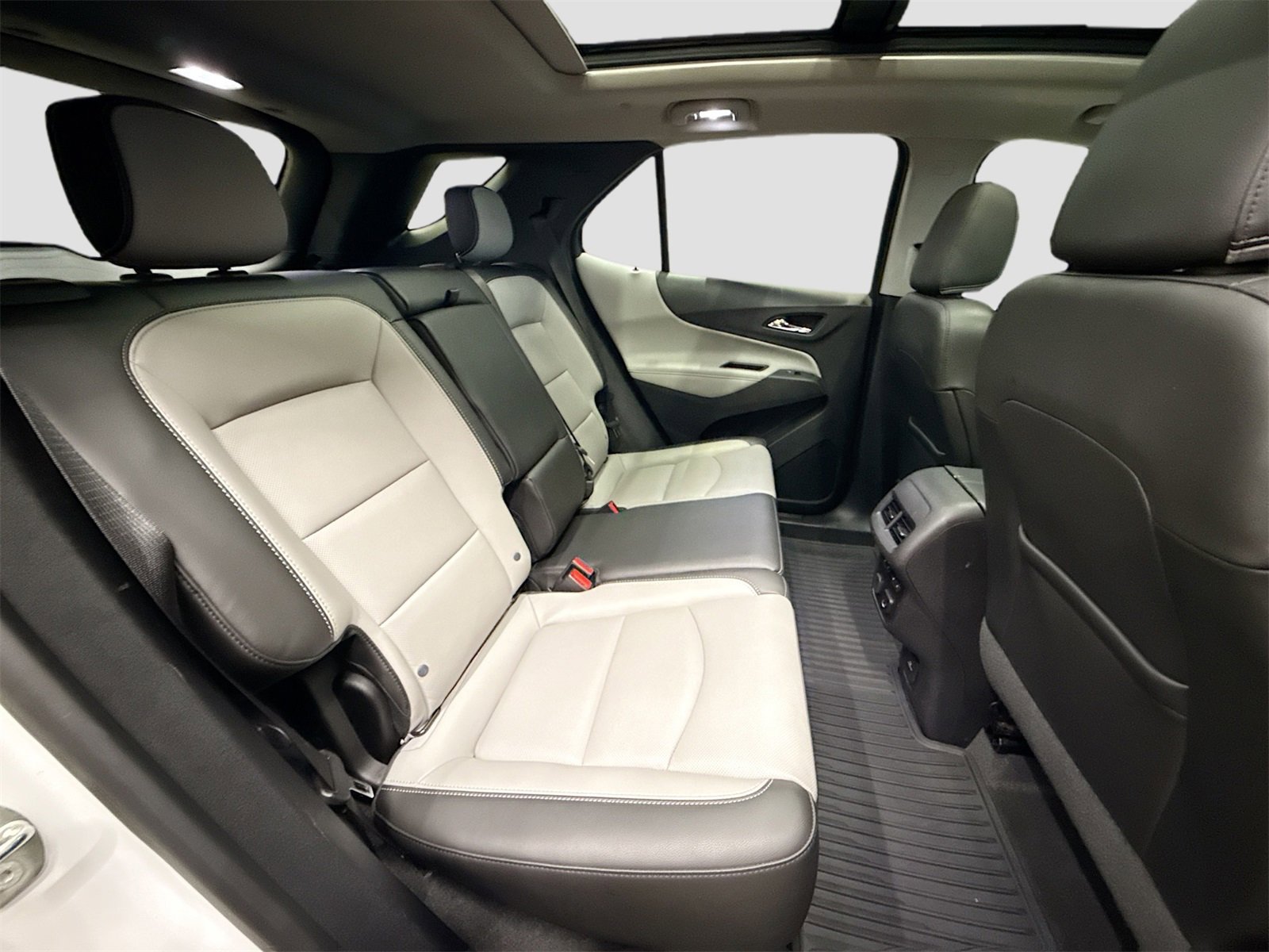 Used 2018 Chevrolet Equinox Premier image 29